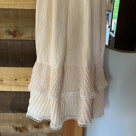 TOO CLOSE NUDE RUFFLED MIDI DRESS. - Picture 5 of 12